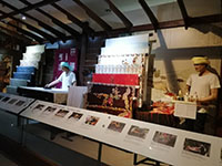 Diorama Memproses Batik